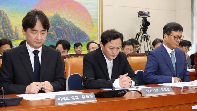 류화현(왼쪽부터) 위메프 대표, 류광진 티몬 대표, 구영배 큐텐 대표가 지난달 30일 오후 서울 여의도 국회에서 열린 정무위원회의 티몬·위메프 미정산 사태에 대한 현안질의에 출석해 자리하고 있다. 뉴시스