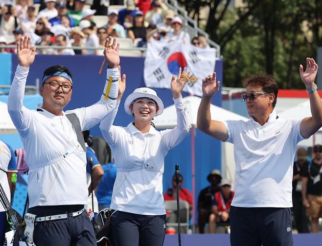 <yonhap photo-8031=""> 임시현-김우진, 금메달 결정전 갑니다. (파리=연합뉴스) 임화영 기자 = 2일(현지시간) 프랑스 파리 레쟁발리드에서 열린 2024 파리올림픽 양궁 혼성 단체전 인도와의 준결승에서 승리한 한국 김우진(왼쪽부터), 임시현과 박성수 감독이 기뻐하고 있다. 2024.8.2 hwayoung7@yna.co.kr/2024-08-02 23:06:25/ <저작권자 ⓒ 1980-2024 ㈜연합뉴스. 무단 전재 재배포 금지, AI 학습 및 활용 금지></yonhap>