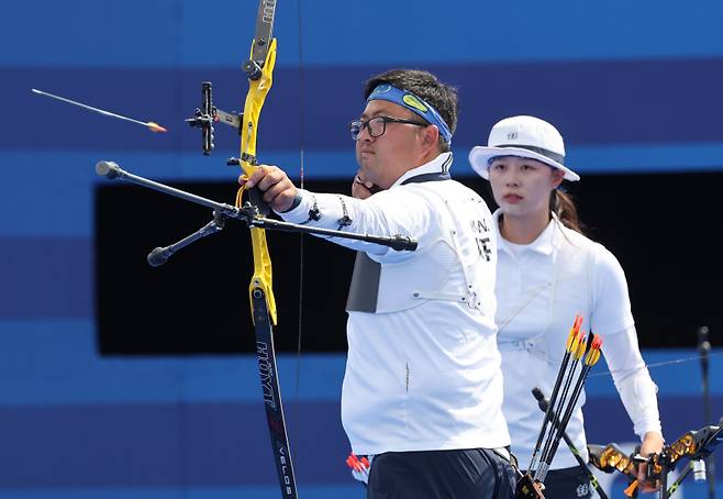 <yonhap photo-8145=""> 김우진 '결승전 향해 정조준' (파리=연합뉴스) 임화영 기자 = 2일(현지시간) 프랑스 파리 레쟁발리드에서 열린 2024 파리올림픽 양궁 혼성 단체전 인도와의 준결승에서 한국 김우진이 과녁을 조준하고 있다. 오른쪽은 함께 출전한 임시현. 2024.8.2 hwayoung7@yna.co.kr/2024-08-02 23:19:54/ <저작권자 ⓒ 1980-2024 ㈜연합뉴스. 무단 전재 재배포 금지, AI 학습 및 활용 금지></yonhap>