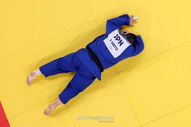 2024 파리 올림픽 유도 남자 100㎏ 이상급 동메달 결정전에서 패한 일본의 사이토 다쓰루가 엎드려 아쉬움을 표현하고 있다. 게티이미지