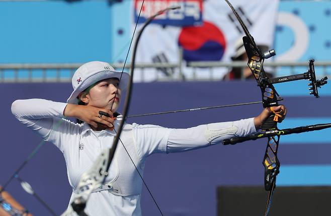 <yonhap photo-6128=""> 임시현 '8강 향해 정조준' (파리=연합뉴스) 임화영 기자 = 3일(현지시간) 프랑스 파리 레쟁발리드에서 열린 2024 파리올림픽 양궁 여자 개인전 영국 메건 해버스와의 16강에서 한국 임시현이 과녁을 조준하고 있다. 2024.8.3 hwayoung7@yna.co.kr/2024-08-03 17:44:39/ <저작권자 ⓒ 1980-2024 ㈜연합뉴스. 무단 전재 재배포 금지, AI 학습 및 활용 금지></yonhap>