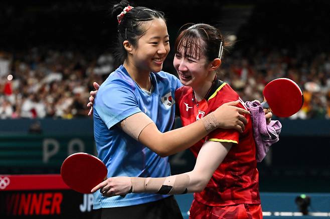 준결승 패배 후 하야타 히나에게 축하를 전하는 신유빈. AFP=연합뉴스