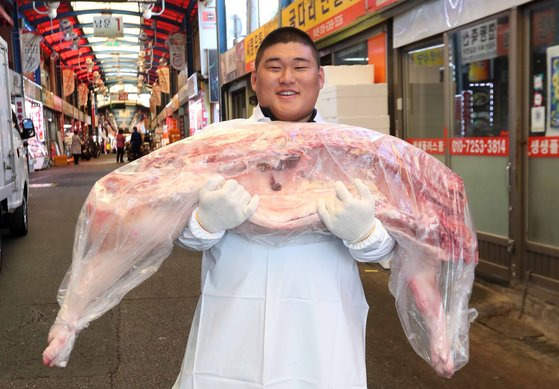 마장동 정육점에서 아버지를 도와 고기를 옮긴 김민종. 중앙포토