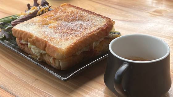 ‘플라워링 트리’ 카페의 KSF샌드위치. 서정민 기자, [사진 각 카페·식당]