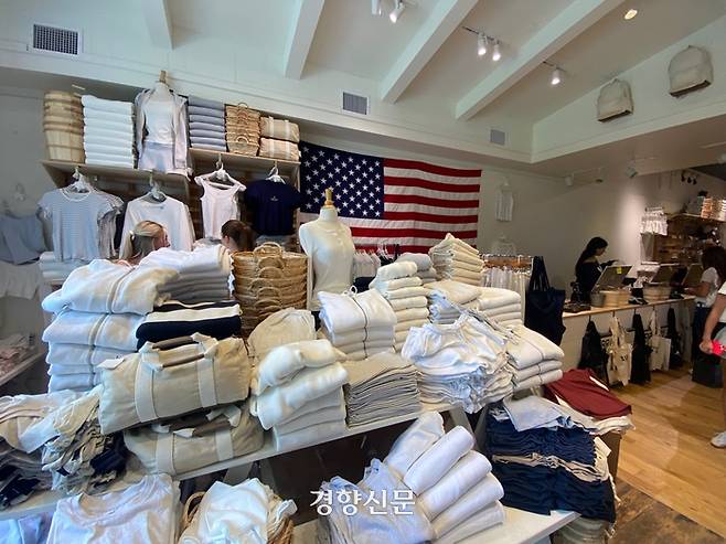 시애틀 워싱턴대학교 근처 유빌리지 내 브랜드 멜빌 매장. 평일임에도 고객 발길이 끊이지 않았다. 사진 이유진 기자