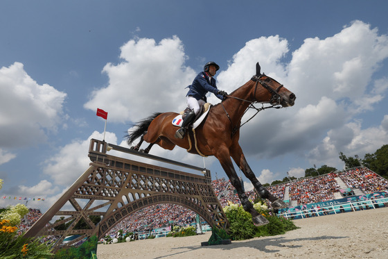 Olivier Perreau of France, riding Dorai D'Aiguilly, competes during the equestrian jumping team final at the Paris Olympics in Versailles, France on Friday.  [XINHUA/YONHAP]