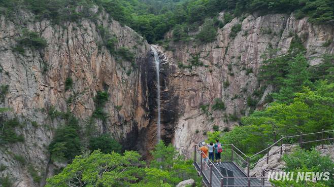  2일 강원도 인제군 설악산 대승령 대승폭포에서 시원한 물줄기가 흘러내리고 있다. (인젠청)