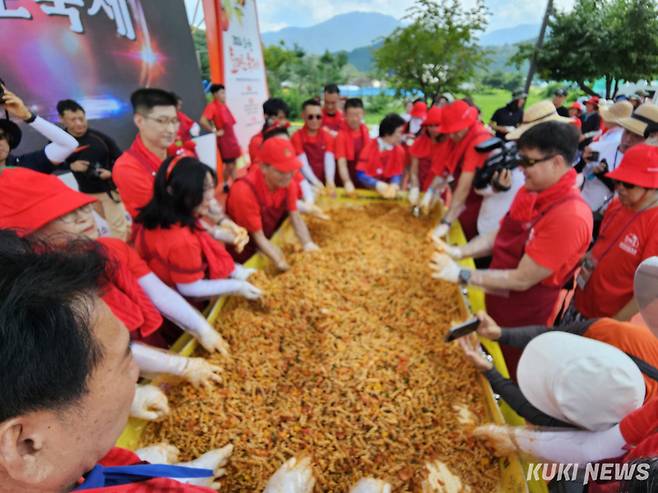 화천산천어축제 '천인의 식탁'화천토마토축제 '황금반지를 찾아라'