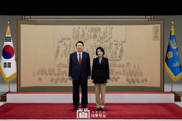 ▲지난 1일 윤석열 대통령이 대통령실에서 이진숙 방송통신위원장에게 임명장을 수여한 모습. 사진=대통령실