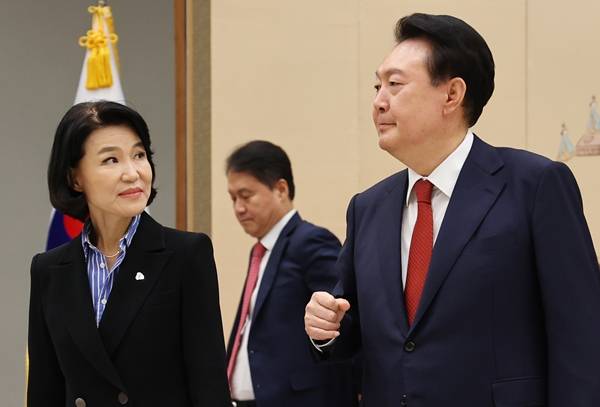 ▲지난 1일 윤석열 대통령과 이진숙 방송통신위원장의 모습. ⓒ연합뉴스