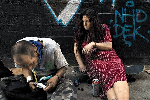 마약에 중독된 사람들이 길거리에서 마약을 흡입하고 있습니다. 미국 정부는 펜타닐 같은 합성마약에 따른 7만5000여명을 포함해 지난해 전국적으로 10만7000명 이상이 약물 과다 복용으로 사망한 것으로 추산하고 있습니다. AP연합뉴스