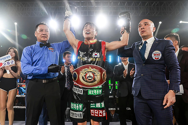 강종선이 세계복싱기구 페더급 글로벌 챔피언 등극 후 기뻐하고 있다. 사진=WBO 공식 SNS