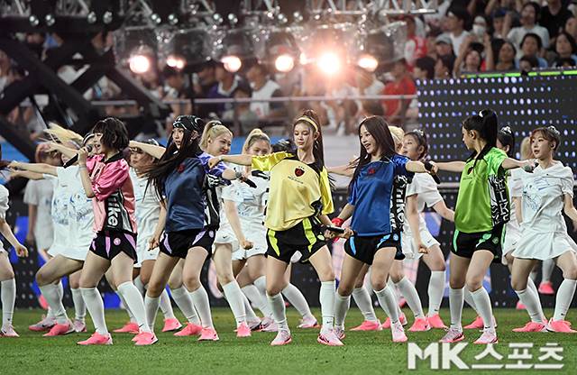 8월 3일 토트넘-뮌헨전 하프타임 축하 공연에 나선 걸그룹 뉴진스. 사진=천정환 기자