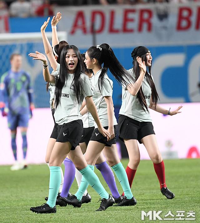 8월 3일 토트넘-뮌헨전 시축 행사에 나선 걸그룹 뉴진스. 사진=천정환 기자