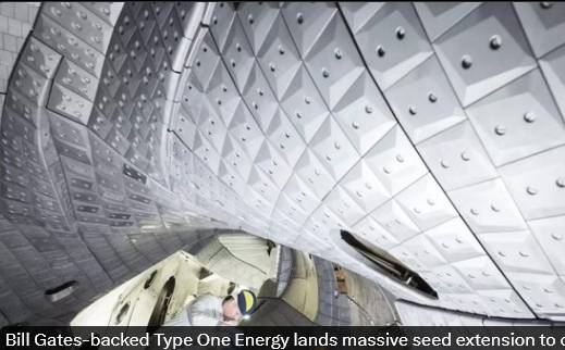 핵융합발전기인 스텔라레이터에서 기술진이 작업하는 모습/사진=소셜미디어 X(옛 트위터)