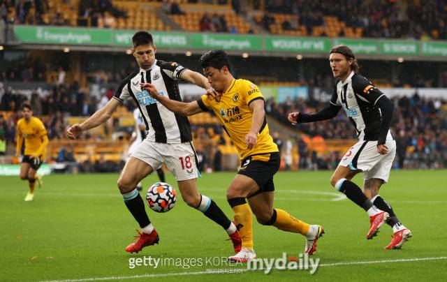 프랑스 매체 스포르트는 2일(현지시간) '울버햄튼은 황희찬의 이적료를 낮출 의사가 없고 마르세유는 황희찬 영입을 위해 큰 돈을 지불하고 싶어하지 않는다'고 전했다. 또한 '마르세유가 영입을 추진했던 공격수 산체스는 높은 연봉을 요구해 협상이 완전히 중단됐다'고 언급했다./게티이미지코리아