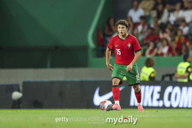 프랑스 매체 풋메르카토는 3일(한국시간) 'PSG가 올 여름 이적시장 두 번째 영입을 확정했다'며 'PSG는 미드필더진 강화를 위해 벤피카 출신 유망주 네베스를 영입했다. 오랜 협상 끝에 네베스는 향후 5년 동안 PSG 선수가 될 것이다. 벤피카의 루이 코스타 회장은 네베스가 파리로 떠난다고 밝혔다'고 전했다./게티이미지코리아