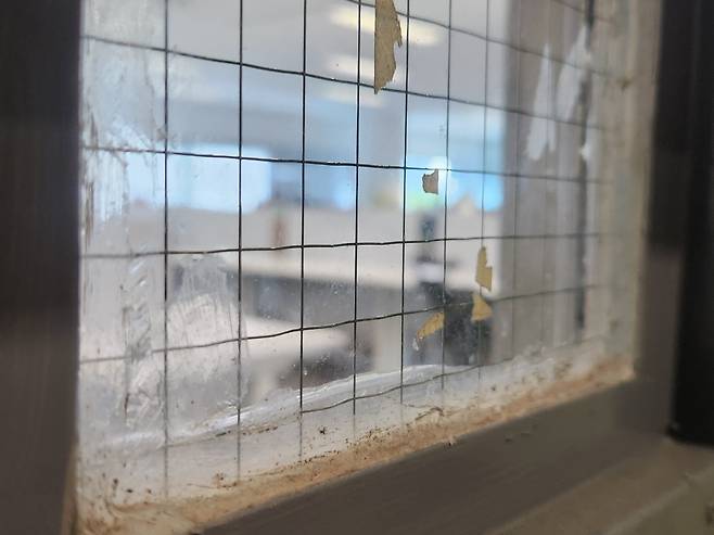 큐텐 싱가포르 본사 내부. 허름한 창문 너머에 텅 빈 책상이 남겨져있다. [이영기 기자/20ki@]