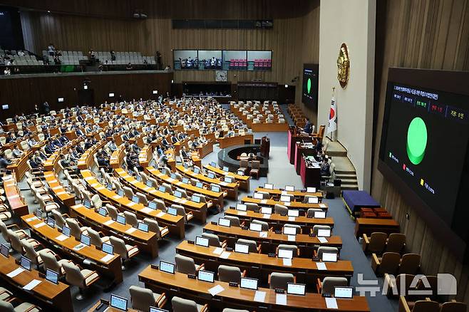 [서울=뉴시스] 권창회 기자 = 2일 오후 서울 여의도 국회에서 열린 제416회(임시회) 제2차 본회의에서 2024년 민생회복지원금 지급을 위한 특별조치법안이 재적300인 중 재석 187인, 찬성 186인으로 통과되고 있다. 2024.08.02. kch0523@newsis.com