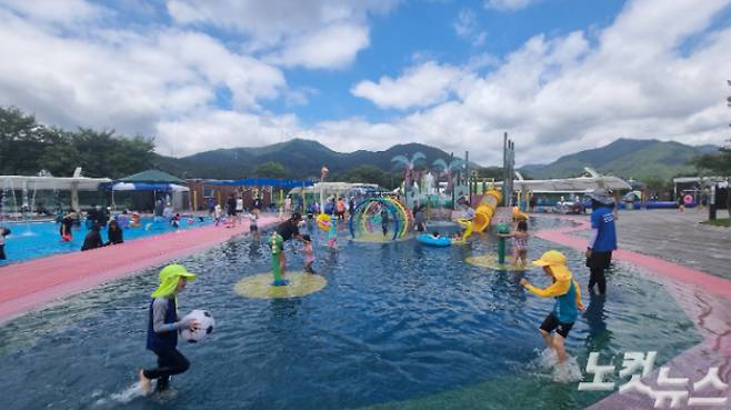 1일 찾은 광양 백운제 테마공원 물 체험장을 찾은 어린이와 가족들이 물놀이를 하고 있다. 박사라 기자