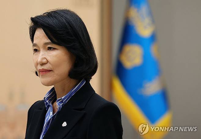 (서울=연합뉴스) 홍해인 기자 = 이진숙 방송통신위원장이 1일 서울 용산 대통령실 청사에서 열린 임명장 수여식에 참석, 행사 시작을 기다리고 있다. 2024.8.1 [대통령실통신사진기자단] hihong@yna.co.kr 연합뉴스