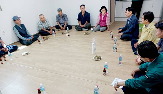 경남도 관계자들이 최근 ‘의령군 농업인 농작업 휴게 쉼터’를 찾아 폭염에 대응한 ‘온열질환 예방 가이드’ ‘건강 수칙’ 등을 안내하고 농민들의 애로사항을 청취하고 있다.