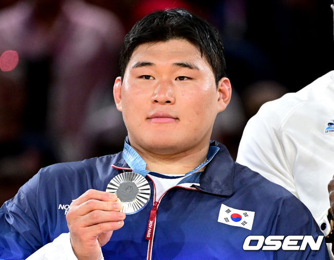 [OSEN=파리(프랑스), 최규한 기자] 2일(한국시각) 프랑스 파리 샹드마르스 아레나에서 ‘2024 파리올림픽’ 유도 남자 100kg 이상급 결승전 한국 김민종과 프랑스 테디 리네르의 경기가 열렸다.김민종은 프랑스 테디 리네르에게 한판패를 당하며 은메달을 획득했다. 한국 김민종이 은메달을 목에 걸고 포즈를 취하고 있다. 2024.07.30 / dreamer@osen.co.kr