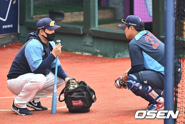 [OSEN=부산, 이석우 기자] 30일 부산 사직구장에서 2024 신한 SOL 뱅크 KBO 리그 롯데 자이언츠와 SSG 랜더스의 경기가 열렸다. 롯데는 NC와의 낙동강더비에서 스윕패를 당하며 유강남을 1군에 복귀시켰고 이인복을 선발로 내세웠다. 7연패 수렁에 빠진 키움은 지난 12일 고척 키움전에서 6이닝 1피안타 10탈삼진 무실점 완벽투를 펼친 헤이수스를 선발로 내세워 연패탈출을 노린다.롯데 자이언츠 유강남이 정상호 코치와 얘기하고 있다. 2024.04.30 / foto0307@osen.co.kr