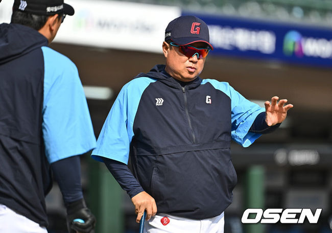 [OSEN=부산, 이석우 기자] 5일 부산 사직구장에서 2024 신한 SOL 뱅크 KBO 리그 롯데 자이언츠와 두산 베어스의 경기가 열렸다. 최근 4연패에 빠진 7위 두산과 전날 한화와의 경기에서 역전패 당한 8위 롯데가 브랜든과 이인복을 선발로 내세워 첫 3연전에 나섰다. 롯데 자이언츠 김태형 감독이 정상호 코치와 얘기하고 있다. 2024.04.05 / foto0307@osen.co.kr