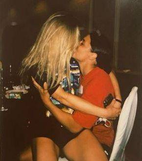 크리스티 메위스(왼쪽)와 사만사 커가 입을 맞추고 있다. 사만사 커 인스타그램 갈무리