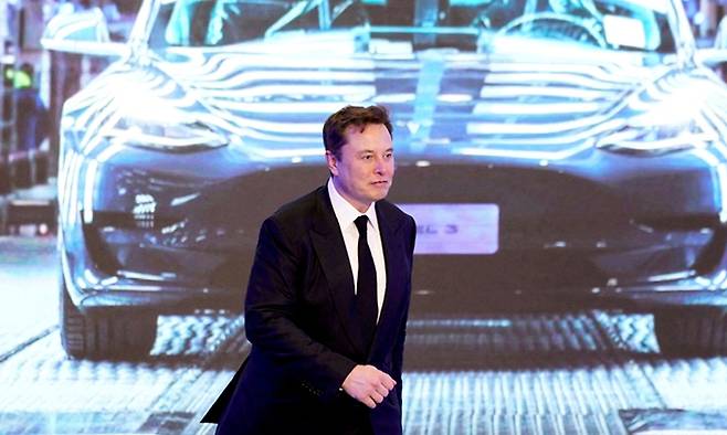 일론 머스크 테슬라 최고경영자(CEO)가 2020년 1월 7일 중국 상하이에서 열린 모델Y 생산 행사에서 모델3 화면을 배경으로 걸어가고 있다. 로이터연합뉴스