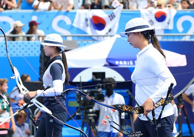 대한민국 양궁 대표팀 임시현, 남수현 선수가 3일 오후(한국시간) 프랑스 파리 앵발리드에서 진행된 양궁 여자 개인 금메달 결정전에 입장하고 있다.   파리(프랑스)=뉴스1