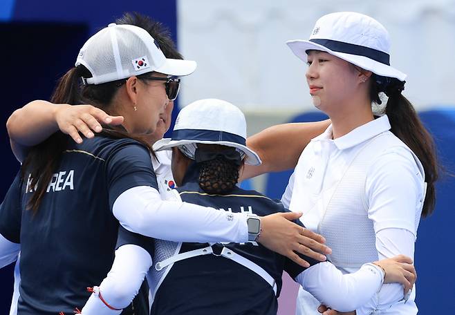 대한민국 양궁 대표팀 임시현 선수가 3일(한국시간) 프랑스 파리 앵발리드에서 진행된 양궁 여자 개인 4강전 대한민국 정훈영과의 경기에서 승리한 후 인사하고 있다. 뉴스1