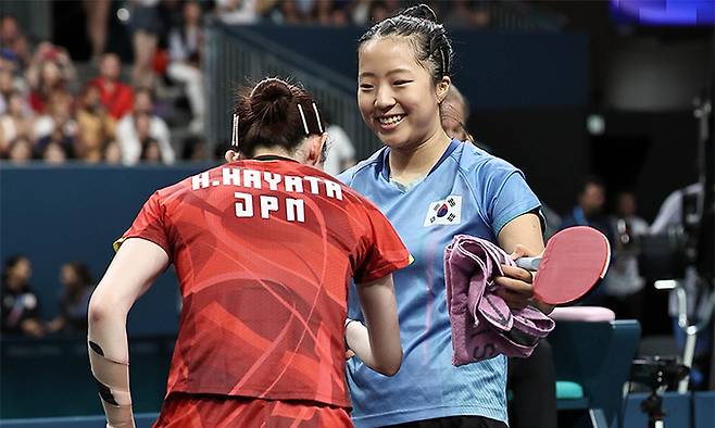 대한민국 탁구 대표팀 신유빈이 3일(한국시간) 프랑스 파리 사우스 파리 아레나 4에서 열린 2024 파리올림픽 탁구 여자 단식 동메달 결정전 일본 히나 하야타와의 경기에서 패배한 후 상대 선수와 인사하고 있다. 파리=올림픽사진공동취재단