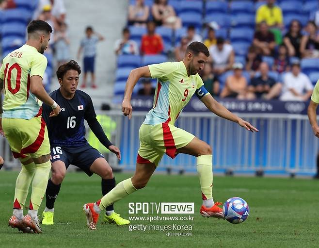 ▲ 일본축구가 올림픽에서 또 울었다. 이번에도 상대는 스페인이었다. 와일드카드를 단 1장도 쓰지 않을 정도로 일본은 파리 올림픽에서 자신감이 있었다. 준비 기간도 길었다. 그러나 와일드카드 미사용은 결국 자만이었다. 8강전 스페인과 경기에서 현격한 기량 차이를 실감했다. 결과는 0-3 대패. 도쿄 올림픽에 이어 8강전에서 패하며 메달 획득에 실패했다. 일본 내에선 비난 여론이 생성됐다.