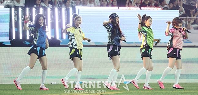 [포토] 뉴진스 '분홍 슈즈 깔맞춤'