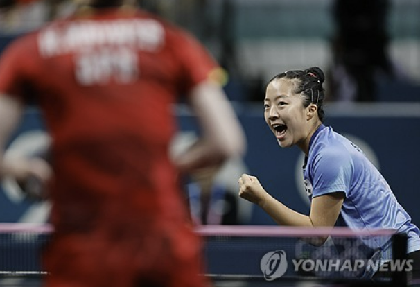 세계랭킹 8위 신유빈은 3일 프랑스 파리의 사우스 파리 아레나4에서 열린 2024 파리 올림픽 탁구 여자 단식 3~4위전에서 세계랭킹 5위 일본의 하야타 히나와 붙어 게임 스코어 2-4로 역전패했다. 신유빈은 첫 게임을 땄으나 이후 3번의 게임을 내리 내준 것이 컸다. 신유빈은 지난 2004 아테네 올림픽에서 남자 단식 금메달을 딴 유승민 대한탁구협회장, 그리고 여자 단식에서 동메달을 딴 김경아 대한항공 코치 이후 20년 만에 올림픽 탁구 단식 메달 획득에 도전했으나 다음 기회로 미루게 됐다. 연합뉴스