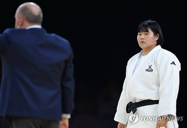 판정 번복이 억울한 상황 (파리=연합뉴스) 김도훈 기자 = 2일(현지시간) 프랑스 파리 아레나 샹드마르스에서 열린 2024 파리올림픽 유도 여자 78kg 이상급 8강전에서 김하윤이 심판이 한판승에서 브라질 베아트리스 지소자의 절반승으로 판정을 번복하자 당황스러운 표정을 짓고 있다. 2024.8.2 superdoo82@yna.co.kr