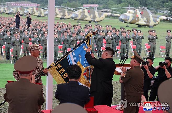 김정은, 침수지역 주민 구출에 투입됐던 헬기 부대 축하 방문 (평양 조선중앙통신=연합뉴스) 김정은 북한 국무위원장이 지난 2일 침수지역 주민 구출에 투입됐던 헬기 부대를 축하 방문해 훈장을 수여하고 격려 연설을 했다고 조선중앙통신이 3일 보도했다. 김 위원장은 이날 연설에서 최근 북한 수해와 관련한 남측 언론의 인명피해 추산 보도 등을 비난하며 "적은 변할수 없는 적"이라고 말했다. 2024.8.3 
    [국내에서만 사용가능. 재배포 금지. For Use Only in the Republic of Korea. No Redistribution] nkphoto@yna.co.kr