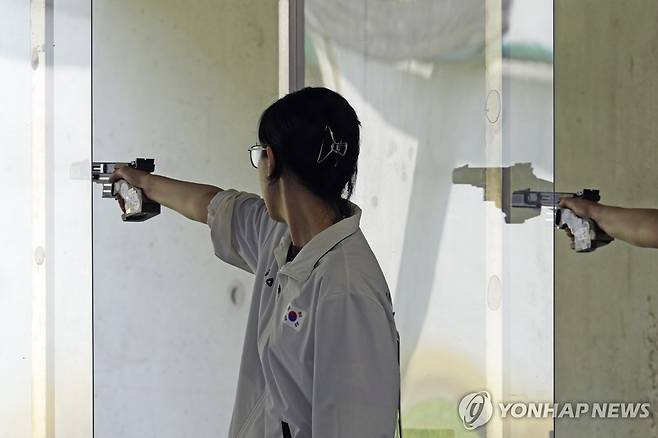 양지인의 25ｍ권총 완사 본선 사격 [AFP=연합뉴스]