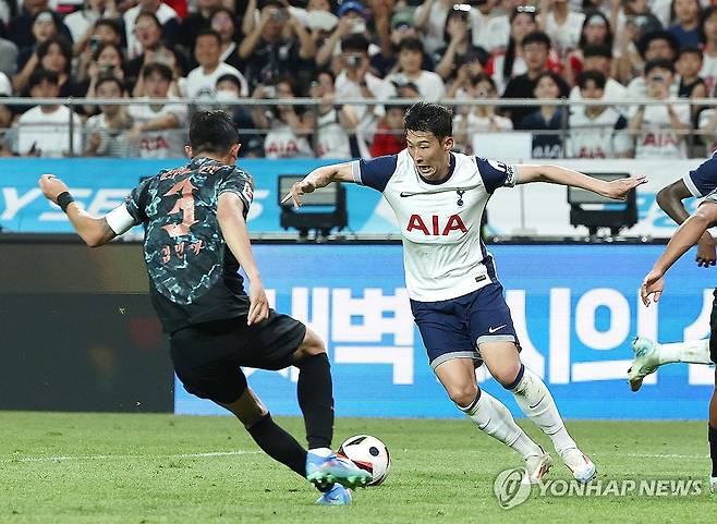 김민재 상대하는 손흥민 (서울=연합뉴스) 류영석 기자 = 3일 서울월드컵경기장에서 열린 2024 쿠팡플레이 시리즈 2차전 토트넘과 바이에른 뮌헨의 경기.
    토트넘 손흥민이 뮌헨 김민재를 상대로 돌파를 시도하고 있다. 2024.8.3 ondol@yna.co.kr