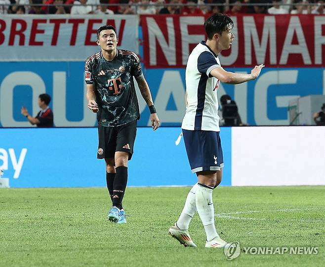 전반전 마친 김민재-손흥민 (서울=연합뉴스) 류영석 기자 = 3일 서울월드컵경기장에서 열린 2024 쿠팡플레이 시리즈 2차전 토트넘과 바이에른 뮌헨의 경기.
    토트넘 손흥민과 뮌헨 김민재가 전반전을 마친 뒤 라커룸을 돌아가고 있다. 2024.8.3 ondol@yna.co.kr