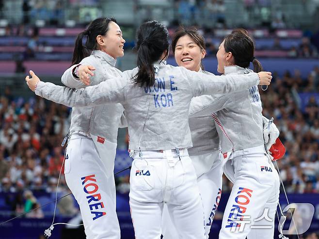 대한민국 펜싱 대표팀 윤지수, 전하영, 최세빈, 전은혜 선수가 3일 오후(한국시간) 프랑스 파리 그랑 팔레에서 2024 파리올림픽 여자 사브르 단체 8강 미국과의 경기에서 승리한 후 기뻐하고 있다 . 2024.8.3/뉴스1 ⓒ News1 박정호 기자