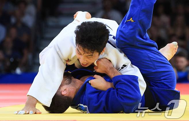 대한민국 유도대표팀 안바울이 4일(한국시간) 프랑스 파리 샹 드 마르스 아레나에서 열린 2024 파리올림픽 유도 혼성 단체 동메달 결정전에서 독일 이고르 완드케와 자웅을 겨루고 있다. 2024.8.4/뉴스1 ⓒ News1 박정호 기자