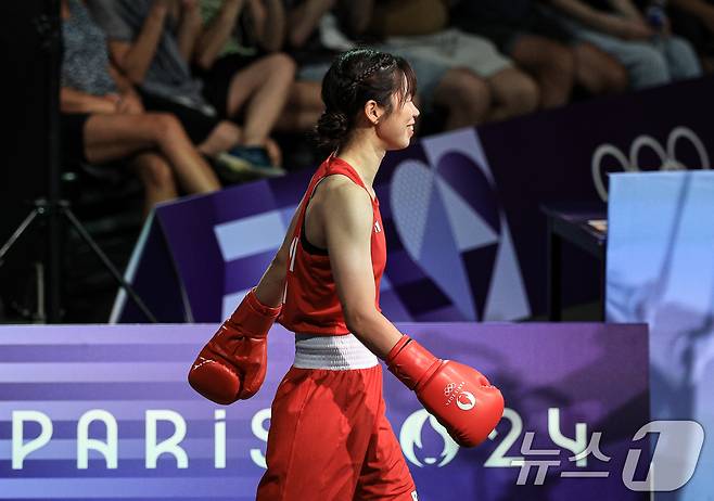 대한민국 복싱 대표팀 임애지 선수가 2일 오전(한국시간) 프랑스 파리 노스 파리 아레나에서 진행된 복싱 여자 54kg급 준준결승 콜롬비아의 예니 마르셀라 아리아스 카스타네다 선수와의 경기에 입장하고 있다. 2024.8.2/뉴스1 ⓒ News1 박정호 기자