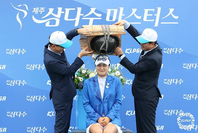 윤이나가 4일 블랙스톤 제주에서 열린 KLPGA투어 제주삼다수 마스터스 최종라운드에서 우승한 뒤 세리머니를 하고 있다. (KLPGA 제공) 2024.8.4/뉴스1 ⓒ News1 박지혜 기자