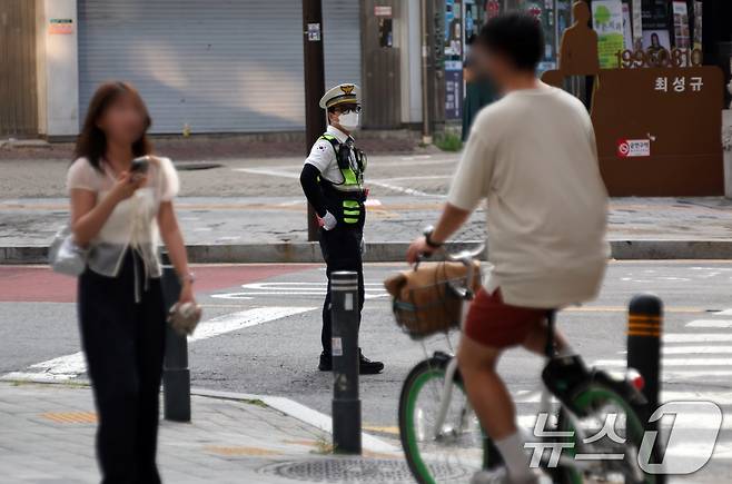 서울시 공공자전거 ‘따릉이’를 타고 난폭 운전을 일삼는 이른바 ‘따릉이 폭주 연맹(따폭연)’이 4일 서울 시내 집결을 예고한 가운데 경찰이 성동구 성수역 일대에서 단속을 하고 있다. 2024.8.4/뉴스1 ⓒ News1 김명섭 기자