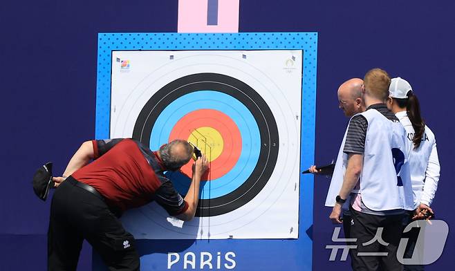 4일 오후(한국시간) 프랑스 파리 앵발리드에서 2024 파리올림픽 남자 양궁 개인전 준결승 대한민국의 김우진과 이우석의 경기에서 심판진들이 김우진의 점수를 확인하고 있다. 2024.8.4/뉴스1 ⓒ News1 박정호 기자