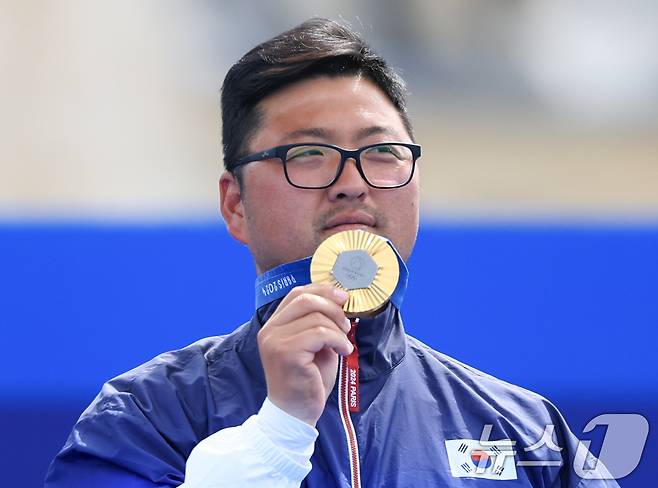 대한민국 남자 양궁 대표팀 김우진 선수가 4일 오후(한국시간) 프랑스 파리 앵발리드에서 2024 파리올림픽 남자 양궁 개인전 시상식에서 메달을 들어보이고 있다. 2024.8.4/뉴스1 ⓒ News1 박정호 기자