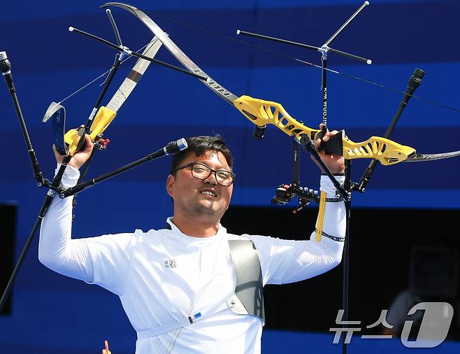 대한민국 남자 양궁 대표팀 김우진 선수가 4일 오후(한국시간) 프랑스 파리 앵발리드에서 2024 파리올림픽 남자 양궁 개인전 금메달 결정전 미국의 브래디 엘리슨 선수와의 경기에서 슛오프 접전 끝에 금메달을 획득한 후 기뻐하고 있다. 2024.8.4/뉴스1 ⓒ News1 박정호 기자